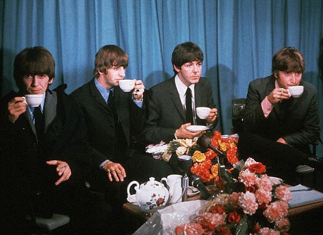 Джон Леннон, Пол Маккартни, Джордж Харрисон и Ринго Старр — Битлз пьют цейлонский чай, 1965 год, Великобритания