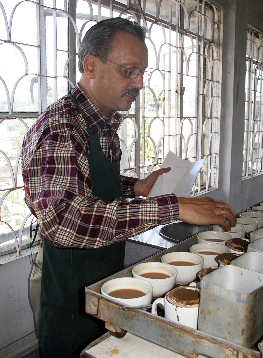 Дегустатор Амир Гоял в офисе чайного брокера. Гувахати.