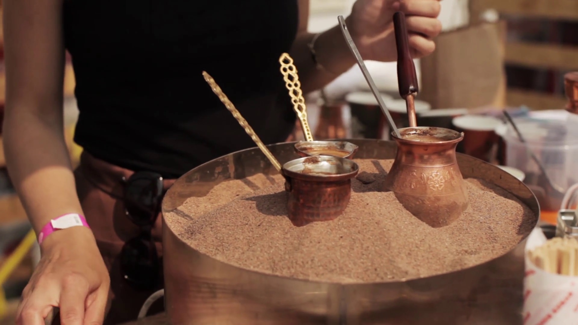 Кофе по-турецки в джезве на печи с песком